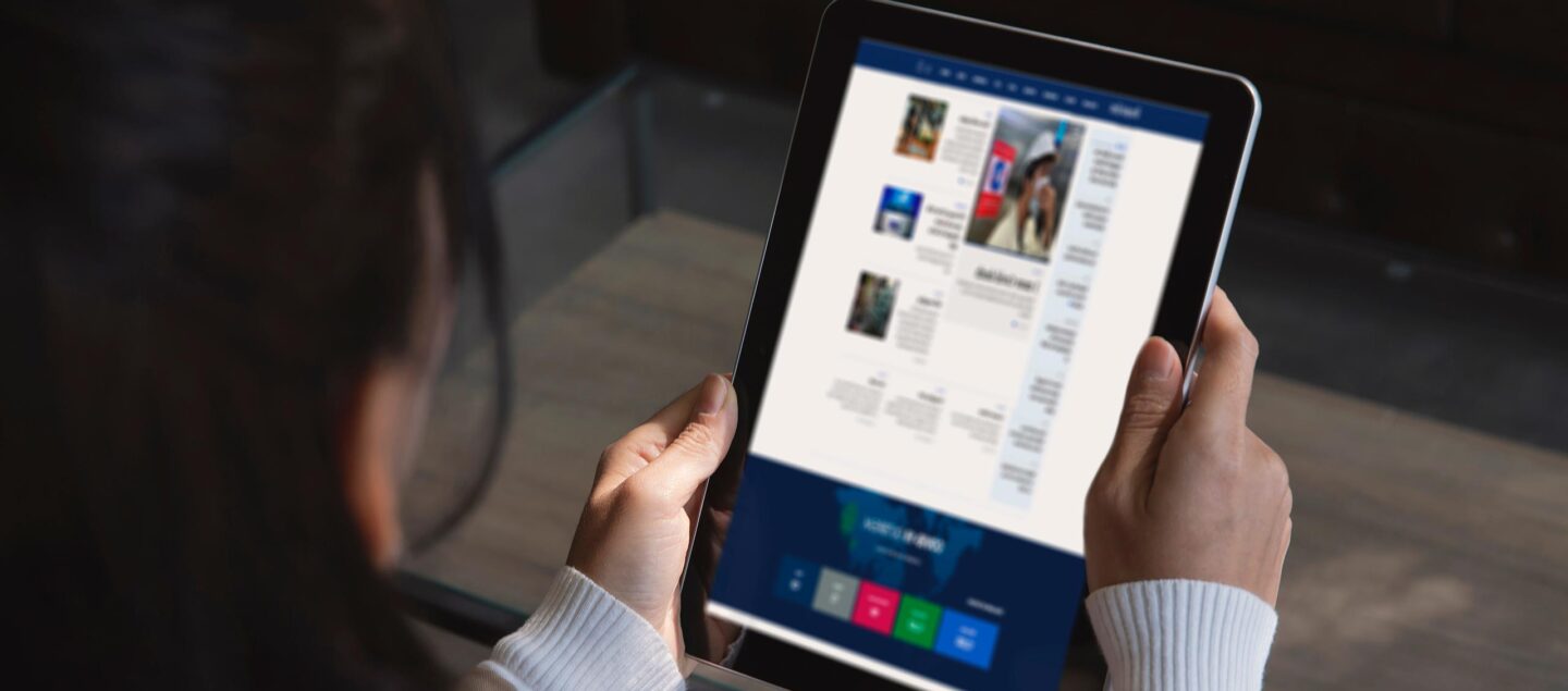 femme qui regarde la presse sur sa tablette