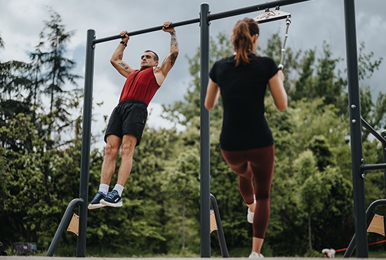 un homme et une femme faisant une activité physique